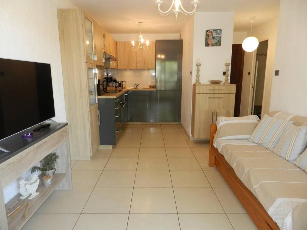 Appartement Moderne 2 pièces à Bormes - Terrasse et Parking - FR-1-251-925 - 2