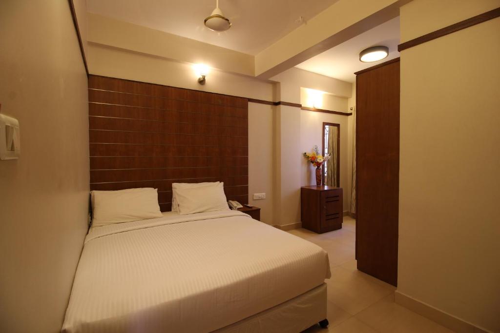 Srivar Hotels photo