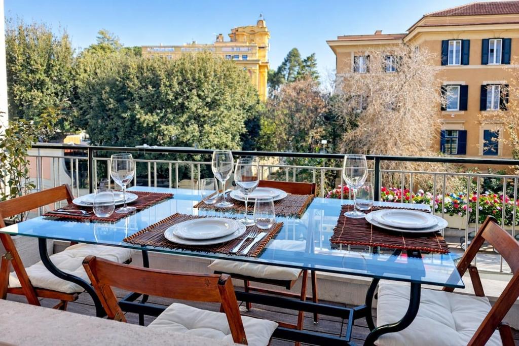POOL-Balcony-JACUZZi-AirCond-Wifi-Luxury Apartment - 1