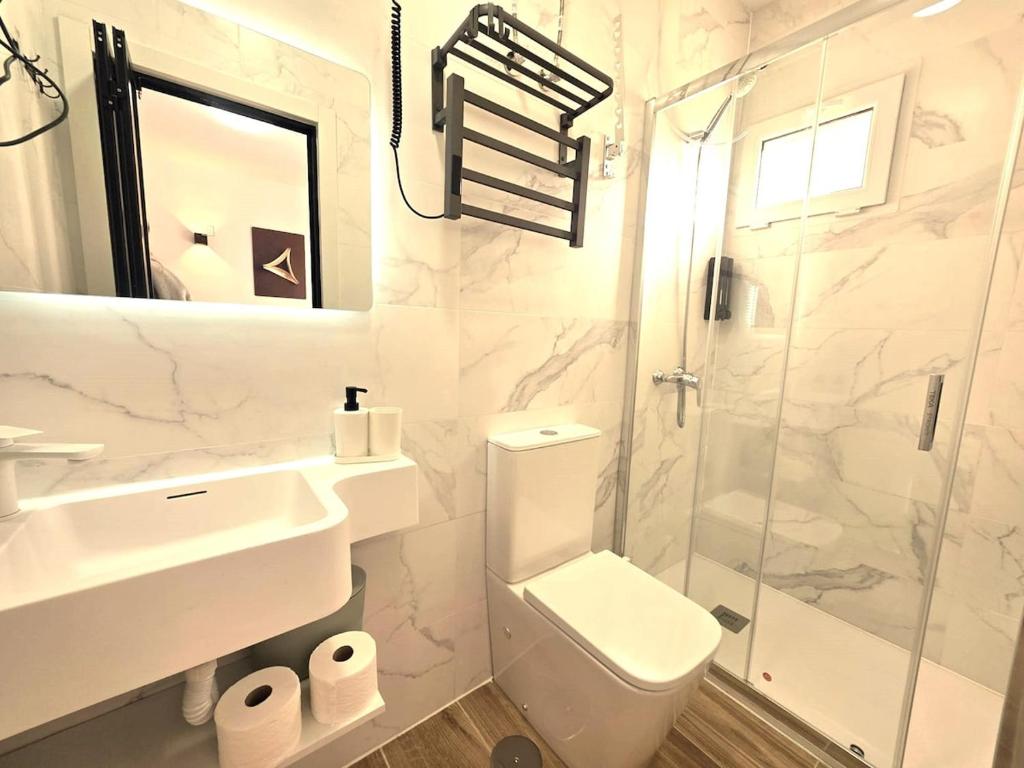 205 Stylish Studio Kitchenette Private Bath - 5