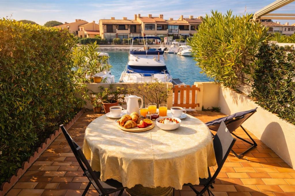 VILLA AUX CAPELLANS SUR LA MARINA POUR 4 PERSONNES - vue Marina - Parking - plage à 5 min à pied - 3