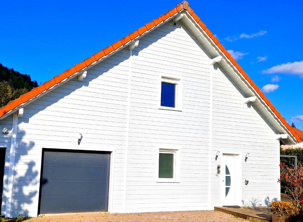 CHALET RÉCENT - BILLARD - BABYFOOT - PING PONG - MINI GOLF - WIFI - JARDIN - TERRASSE - 4 CHAMBRES - 2 à 8 PERSONNES - 1
