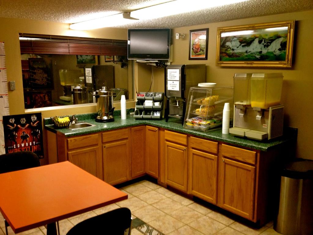 HWY Express Inn & Suites photo