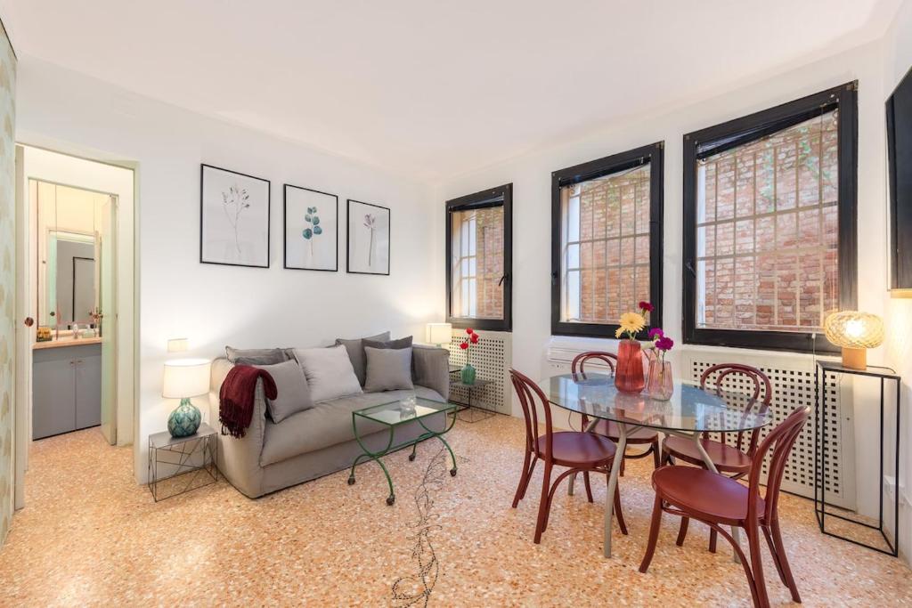 Beautiful and chic small apartment - 1