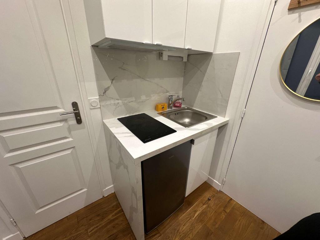 326 New Suite Hugo - Tiny Apartment Paris Center - 3