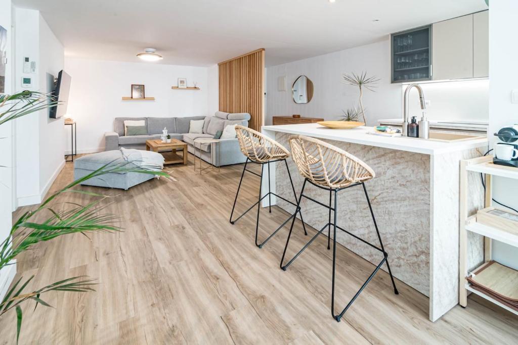 EAC3F- Modern light apartment steps from the sea - 2