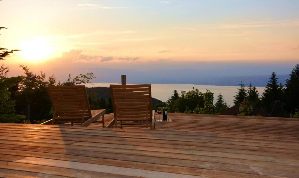 Boutique Alpine Chalet with Panoramic Views - 3