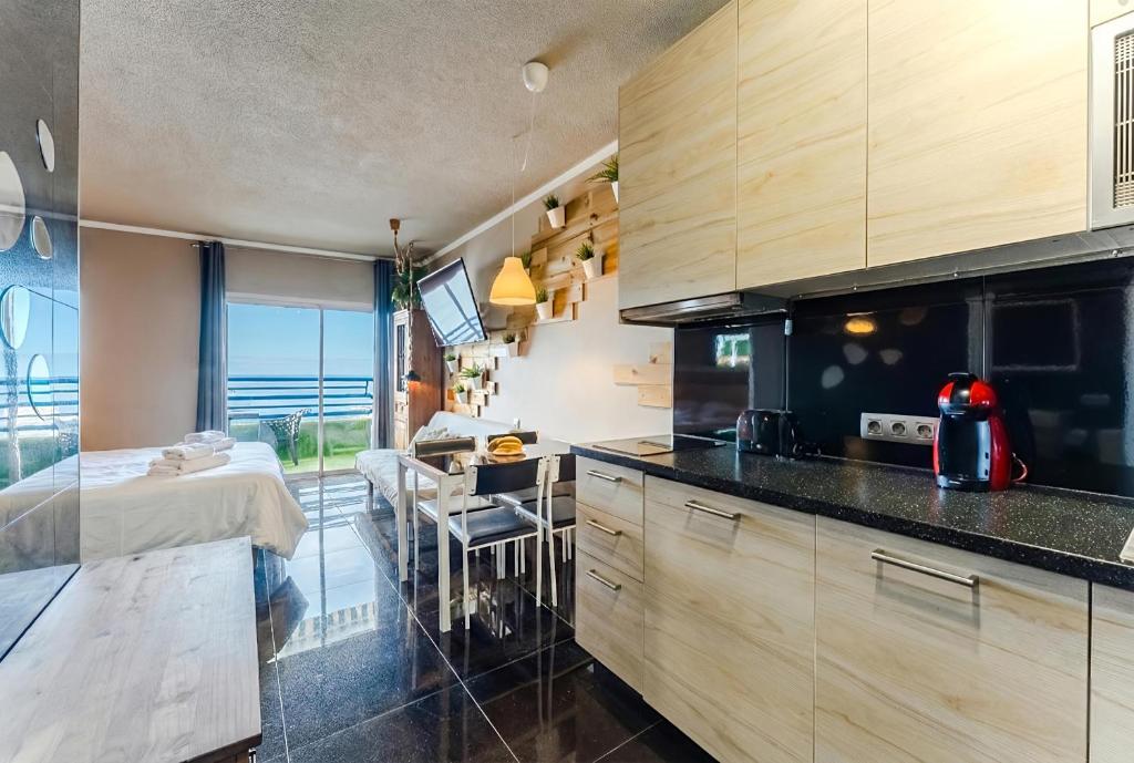 Oceanfront Studio with Private Balcony in Playa Paraíso - 5