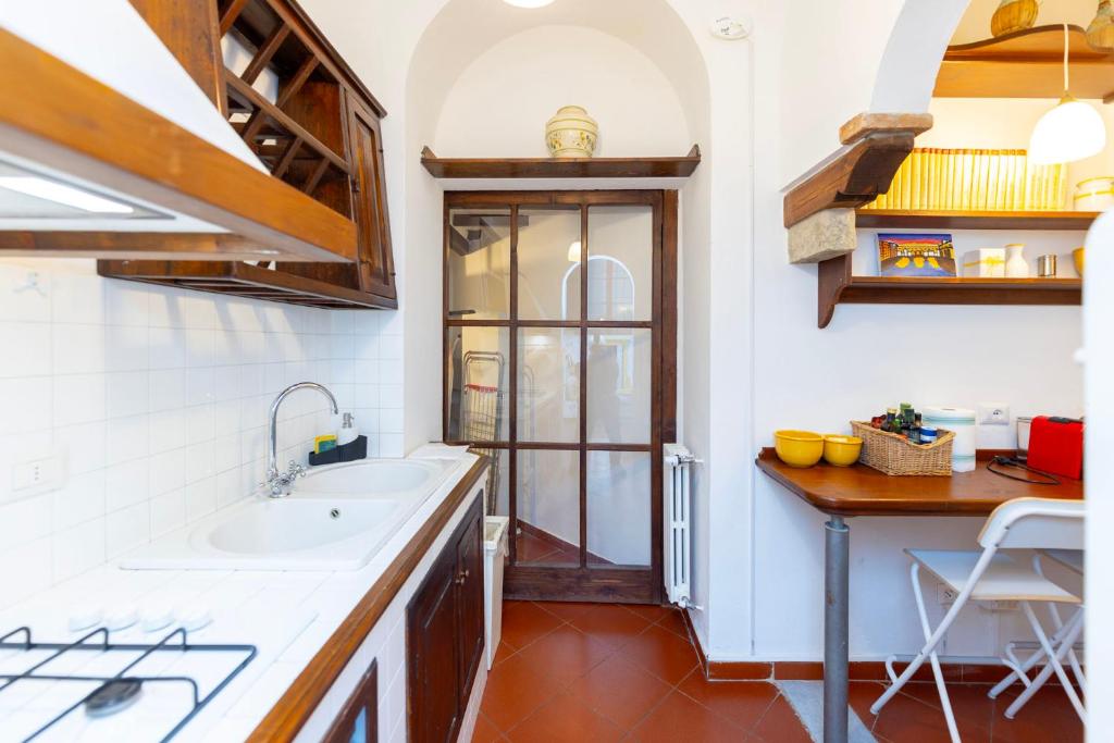 Charming Historic Apartment with Modern Comfort in the Heart of Florence - 4