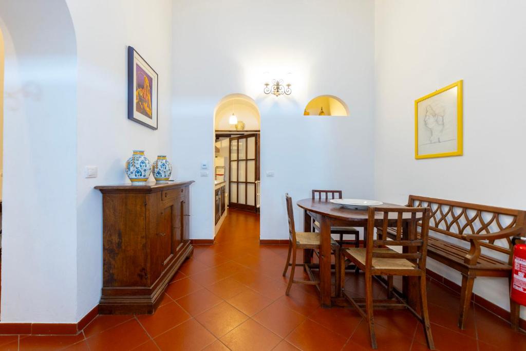Charming Historic Apartment with Modern Comfort in the Heart of Florence - 2