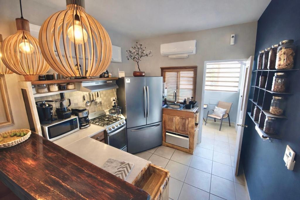 Hillsize Oceanview Apartment with King Bed - 5