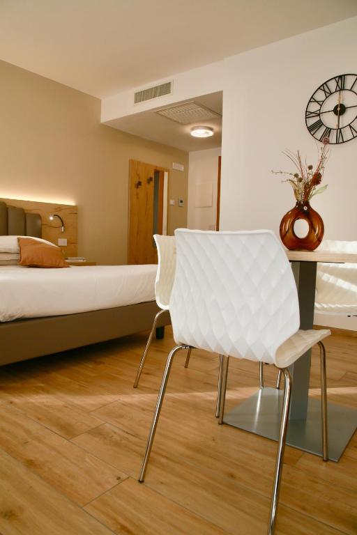 Bernina Suites - 150 metres to Bernina Express - 3