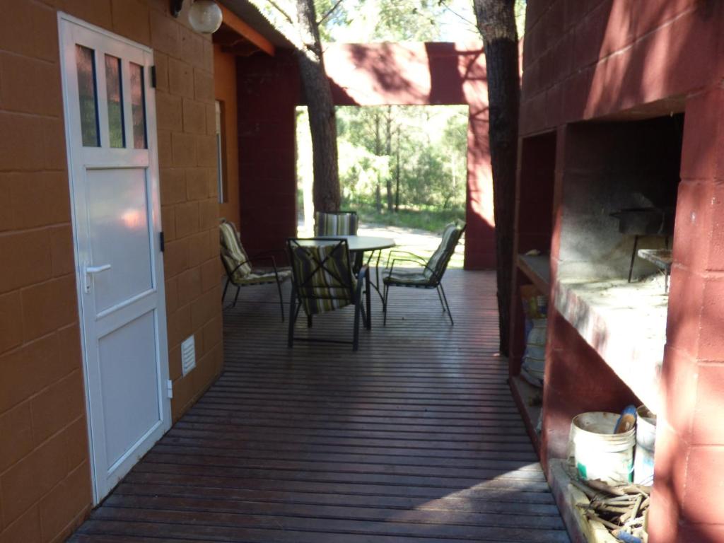Hermosa casa con deck y pinos en Las Dunas - 2