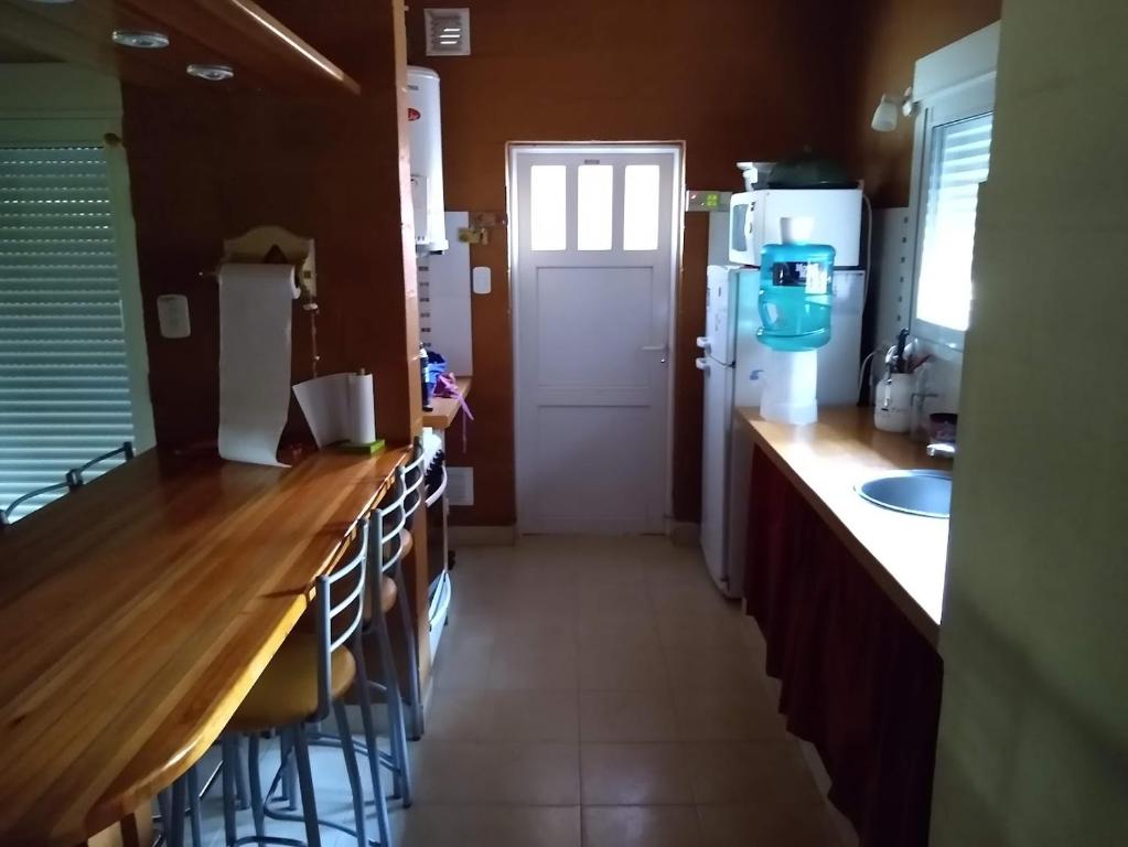 Hermosa casa con deck y pinos en Las Dunas - 5