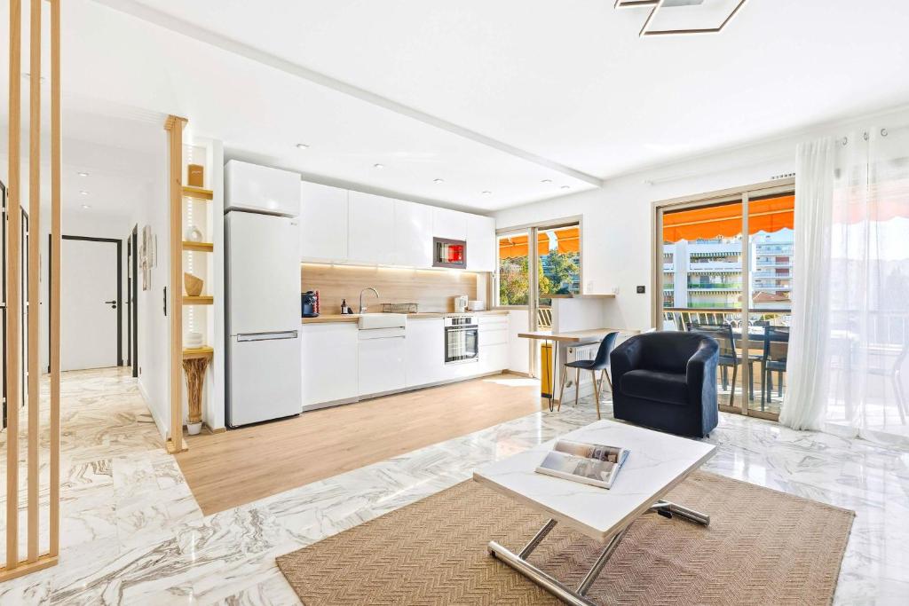 Lacour - 2 bedroom apartment - Large terrace - 2 min from the Croisette & beaches - 2