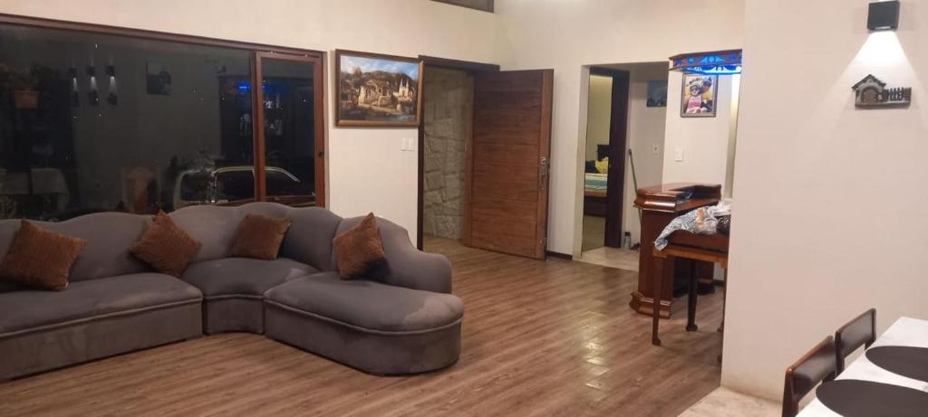 Hermosa Casa con piscina para grupo de 12 personas en Gualaceo - 5