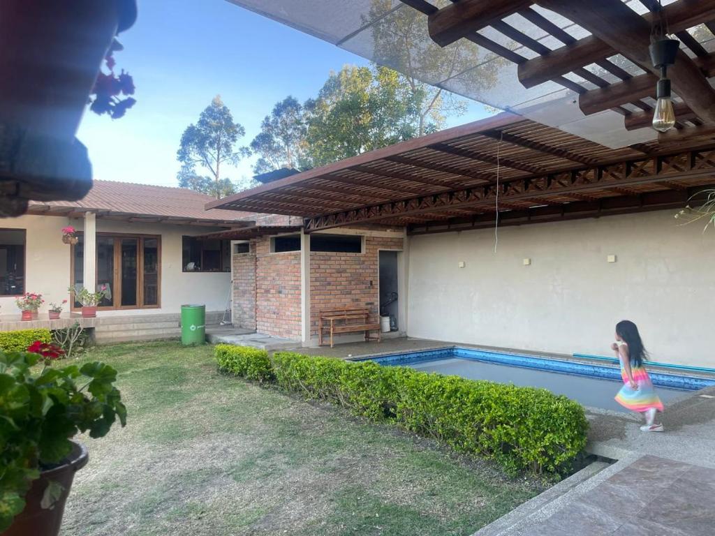 Hermosa Casa con piscina para grupo de 12 personas en Gualaceo - 1