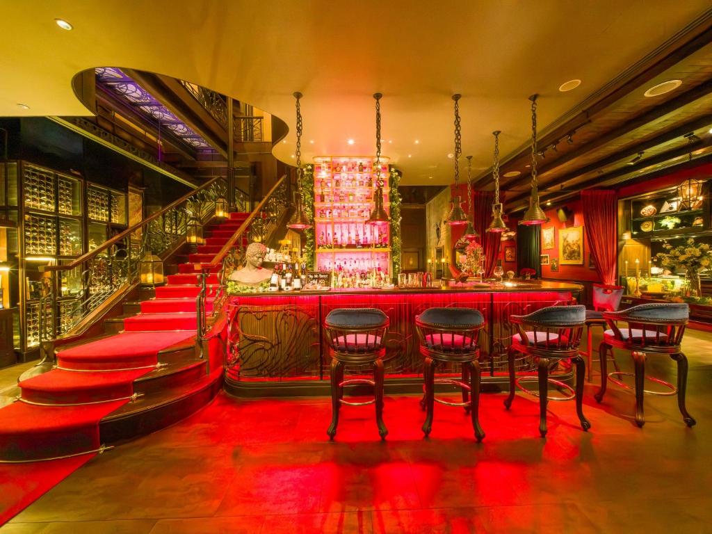 Highly-rated bar