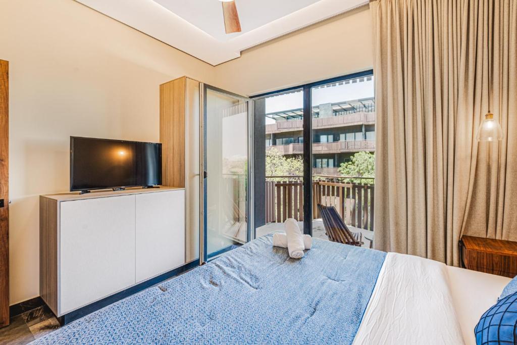 Walk to Beach 1BR 4 Guests Kids Area Office - 3