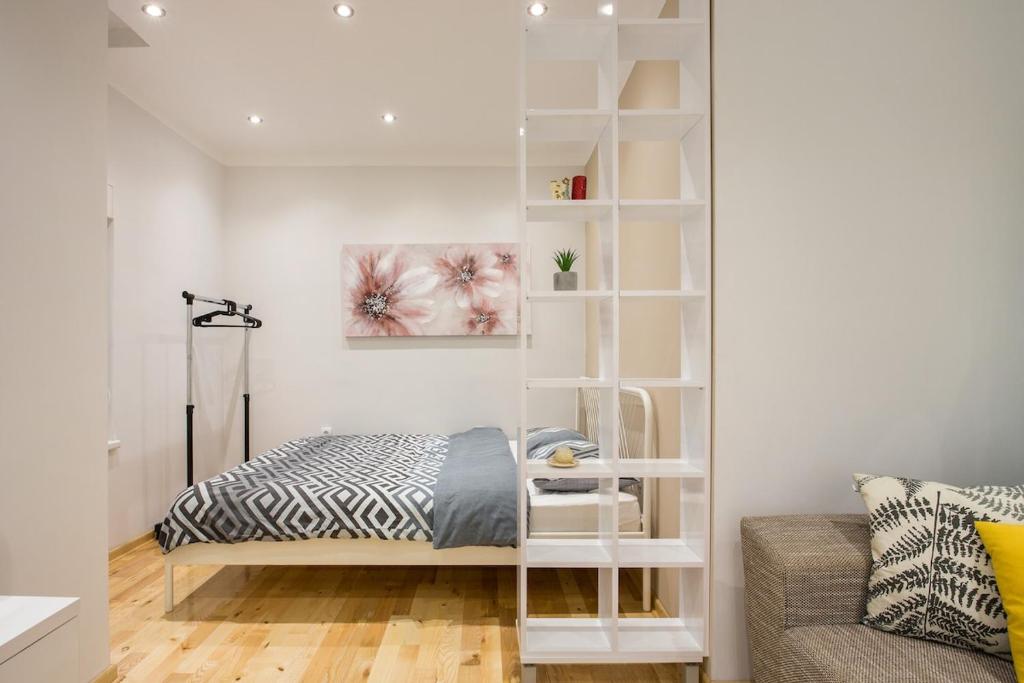 Cozy City Center Nest - Quiet Courtyard Patio - 5
