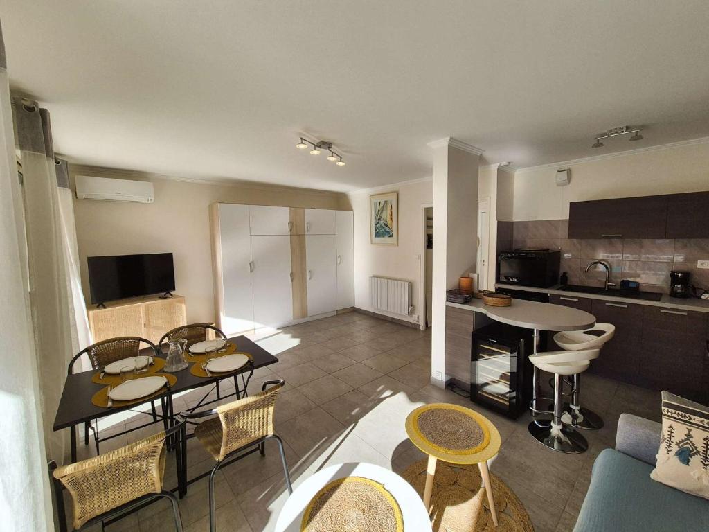 Sanary, 3 couchages, climatisation, tout à pied - 5