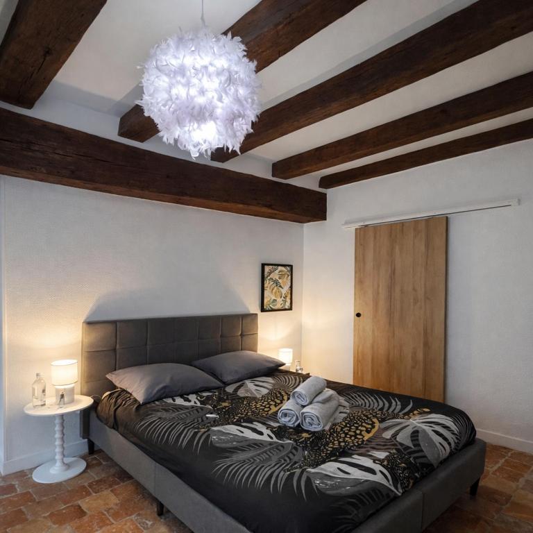 Studio de charme avec cheminée décorative - 2