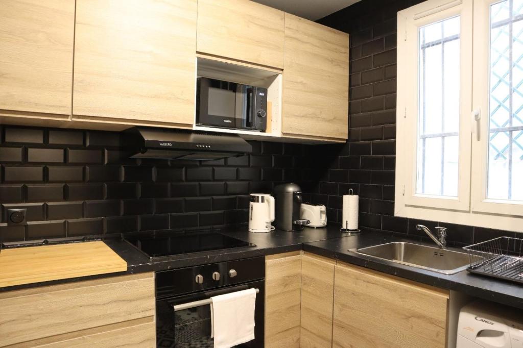 Parisian Charm 1-Bedroom Apartment near Les Invalides - 4