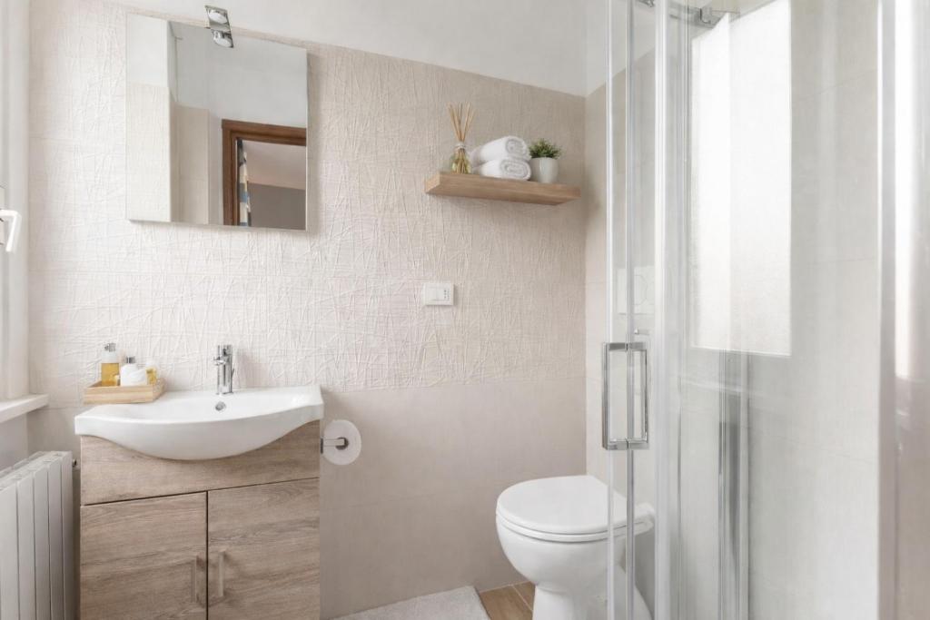 Shower, Amelia 5 in Rome