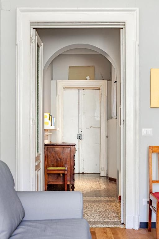 City Center Renovated Apartment in a Historic Building Near the Po River - 4