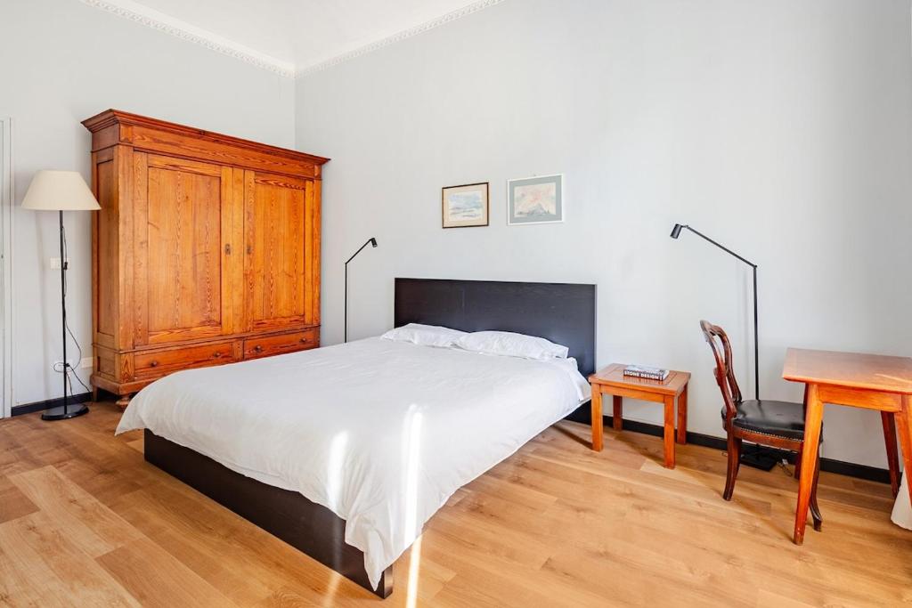 City Center Renovated Apartment in a Historic Building Near the Po River - 5