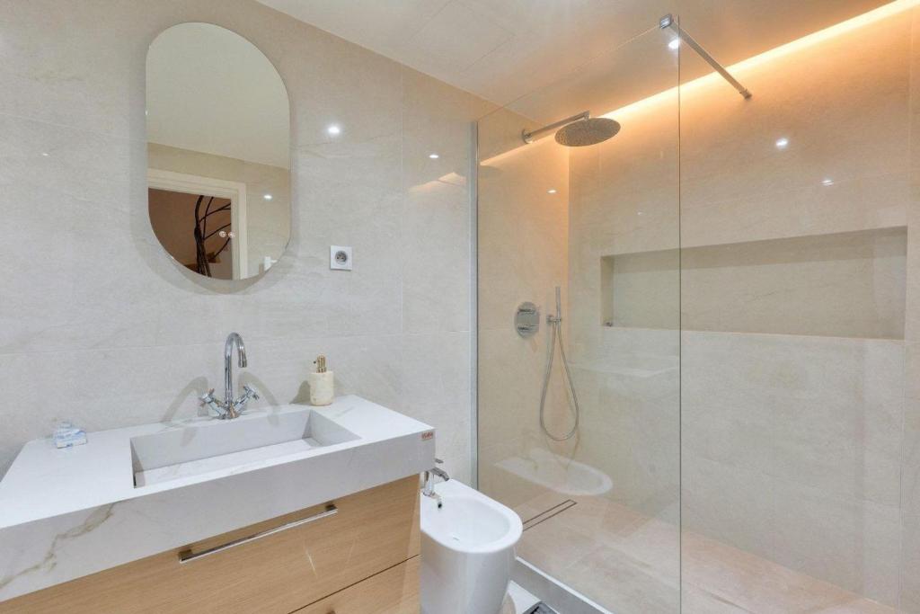 Prestigious 5BR Avenue Foch Home - Arc de Triomphe - 3