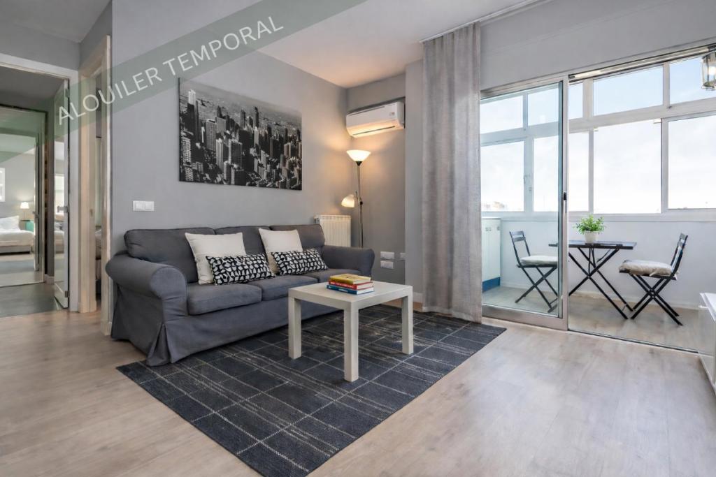 Apartamento Plaza de Castilla II - Urbano con Estilo y Funcional - 2