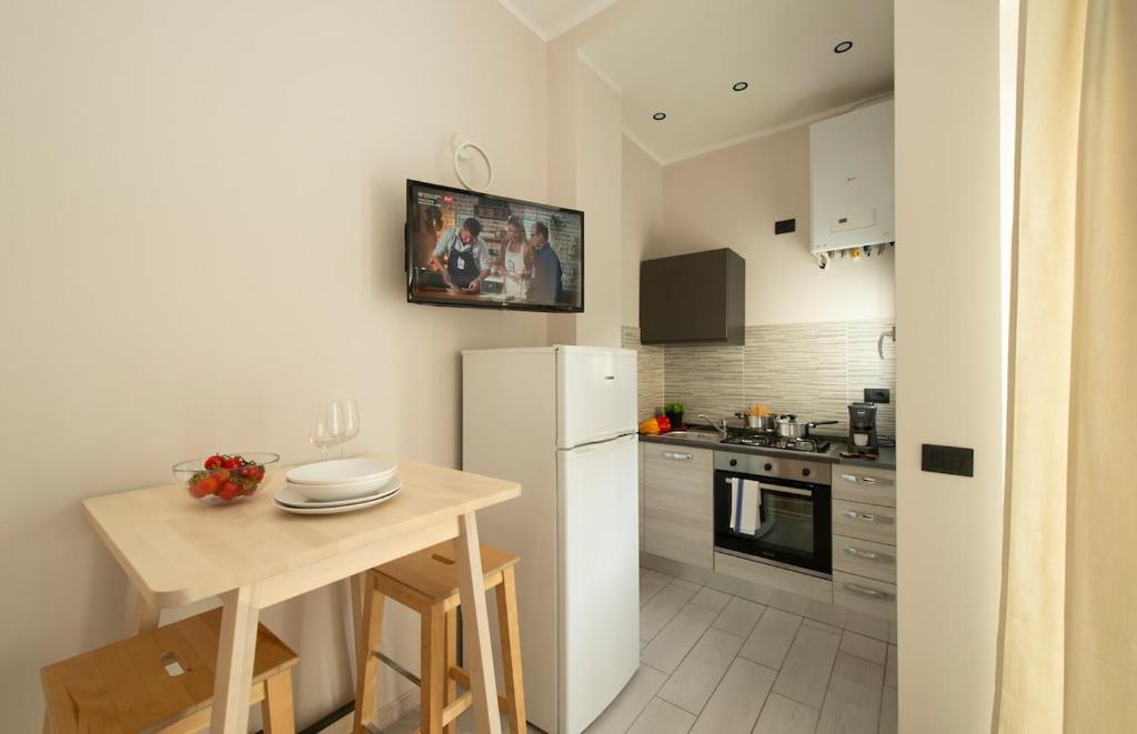 Monolocale X 2 con balcone e cucina - Famagosta - 2
