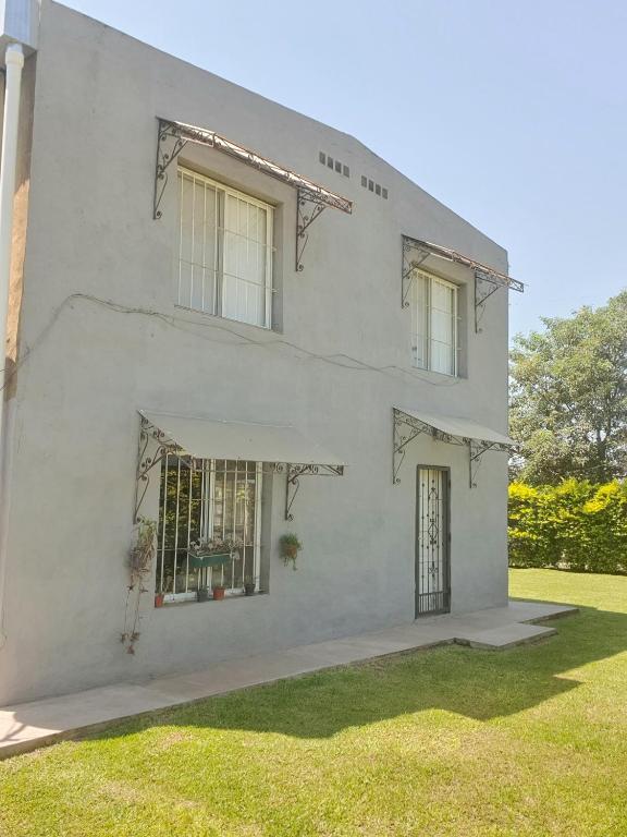 Hermosa casa iluminada con espacio verde y cerca del cerro - 1