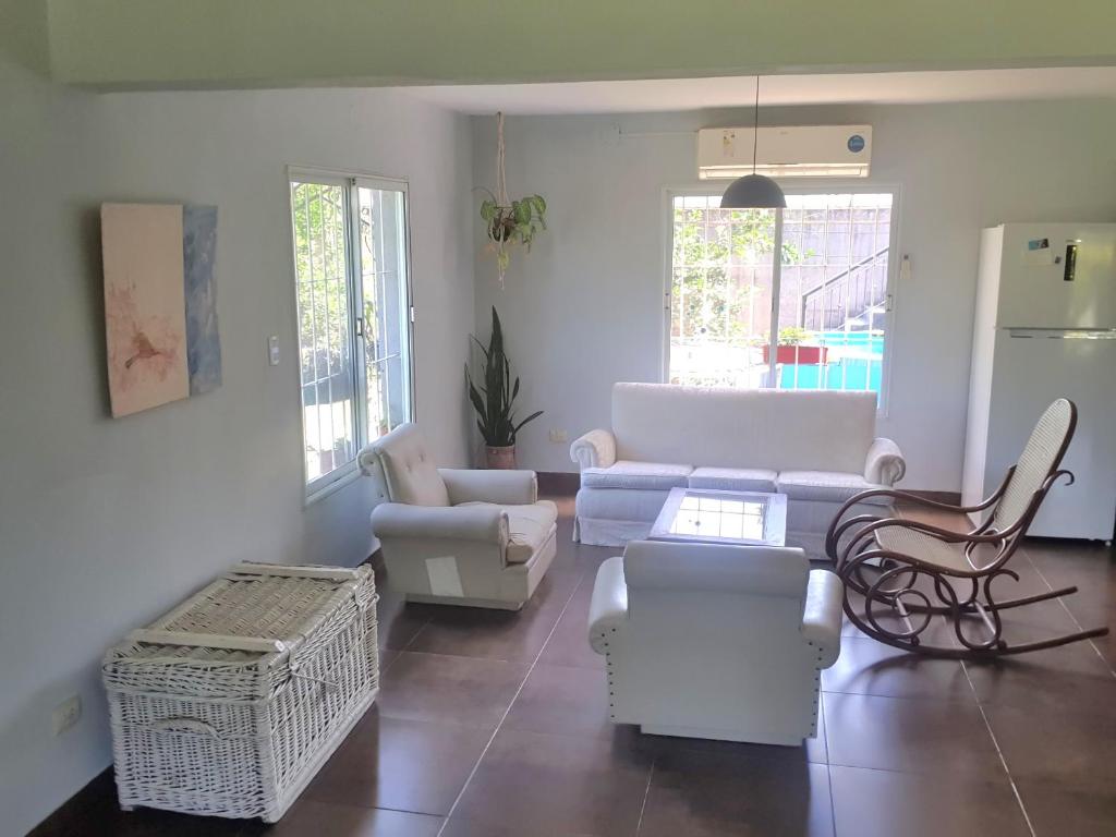 Hermosa casa iluminada con espacio verde y cerca del cerro - 4