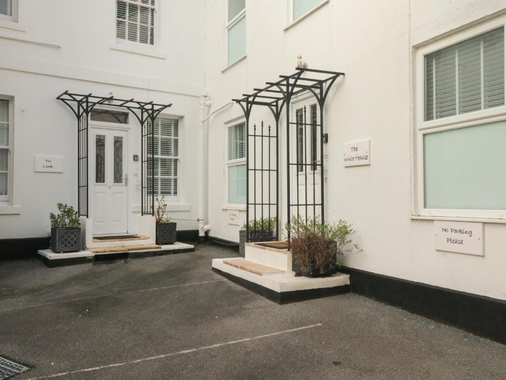 The White House - pet-friendly whole-house rental in Torquay