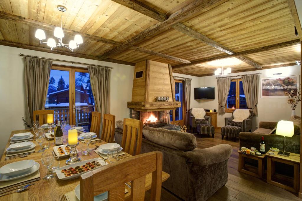 Chalet Cristalliers - 5 Bedroom luxury chalet in central Chamonix with log fire and hot tub - 5