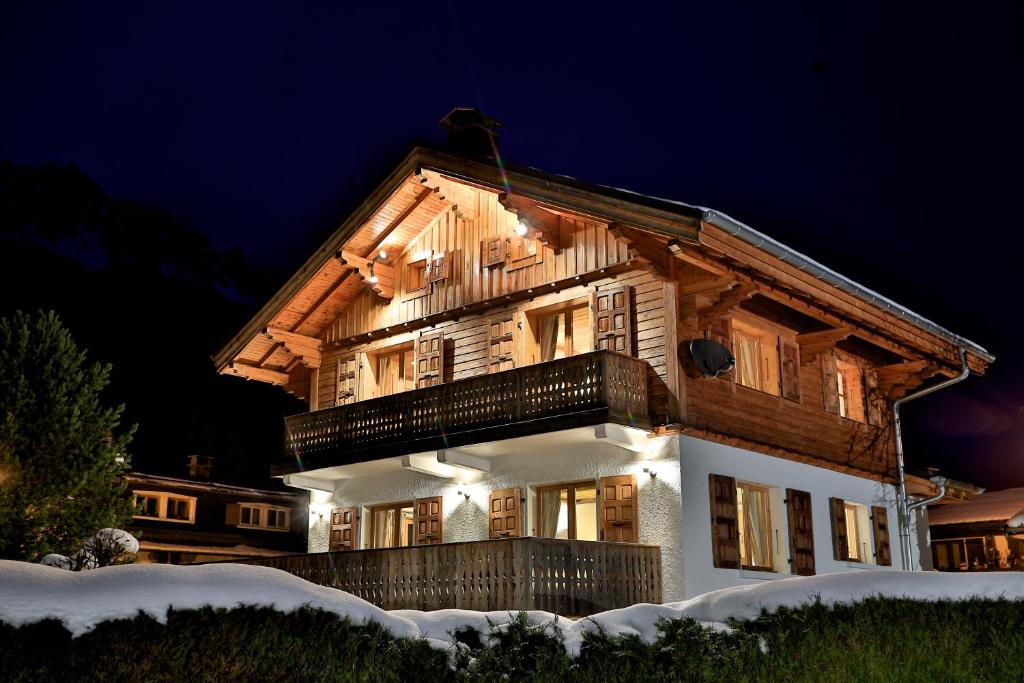 Chalet Cristalliers - 5 Bedroom luxury chalet in central Chamonix with log fire and hot tub - 1