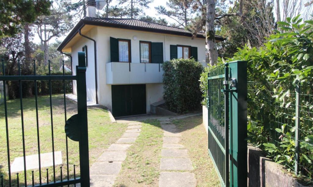 Villa with private fenced garden - 4