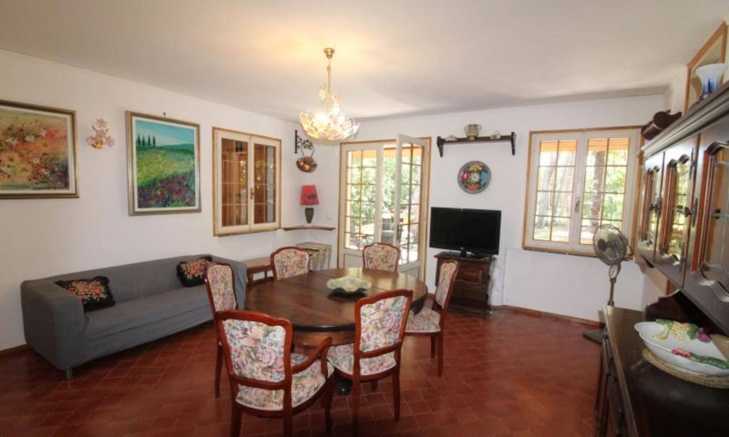 Spacious villa with garden by the sea - 3