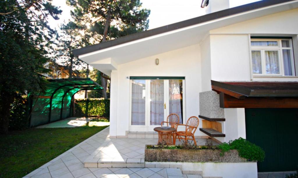 Villa with an outdoor fireplace - 1