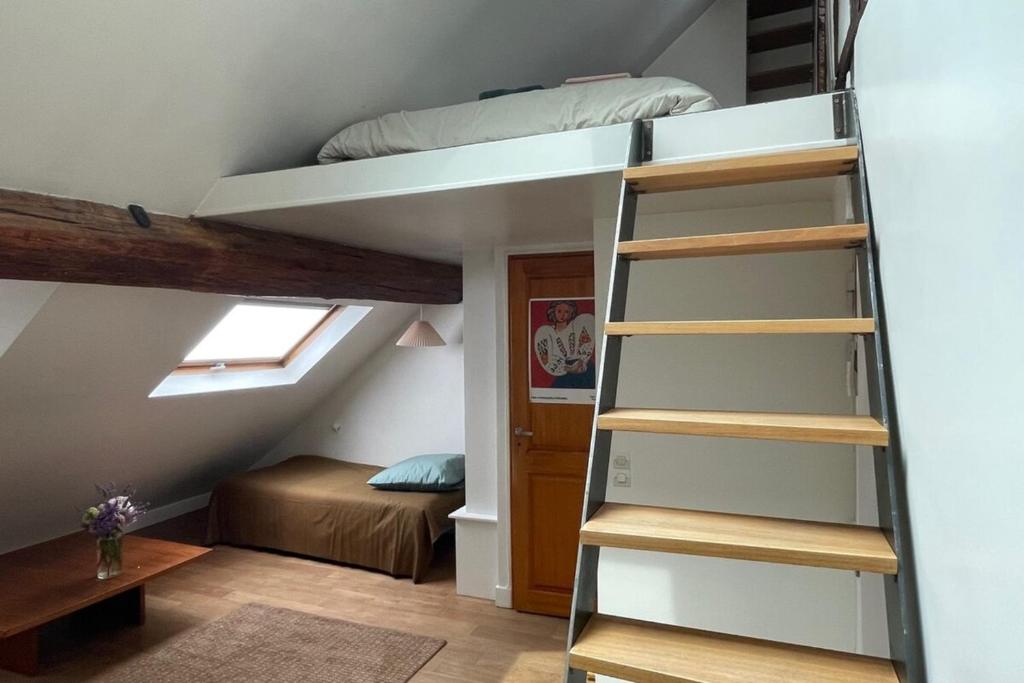 Marais 4e Appartement sous les toits avec mezzanine par Mey Agency - 3