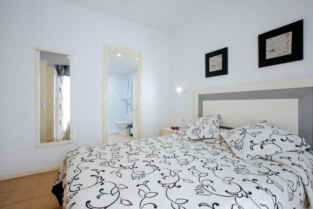 One-bedroom Apartment With Terrace, Pool and Partial Sea Views - 2