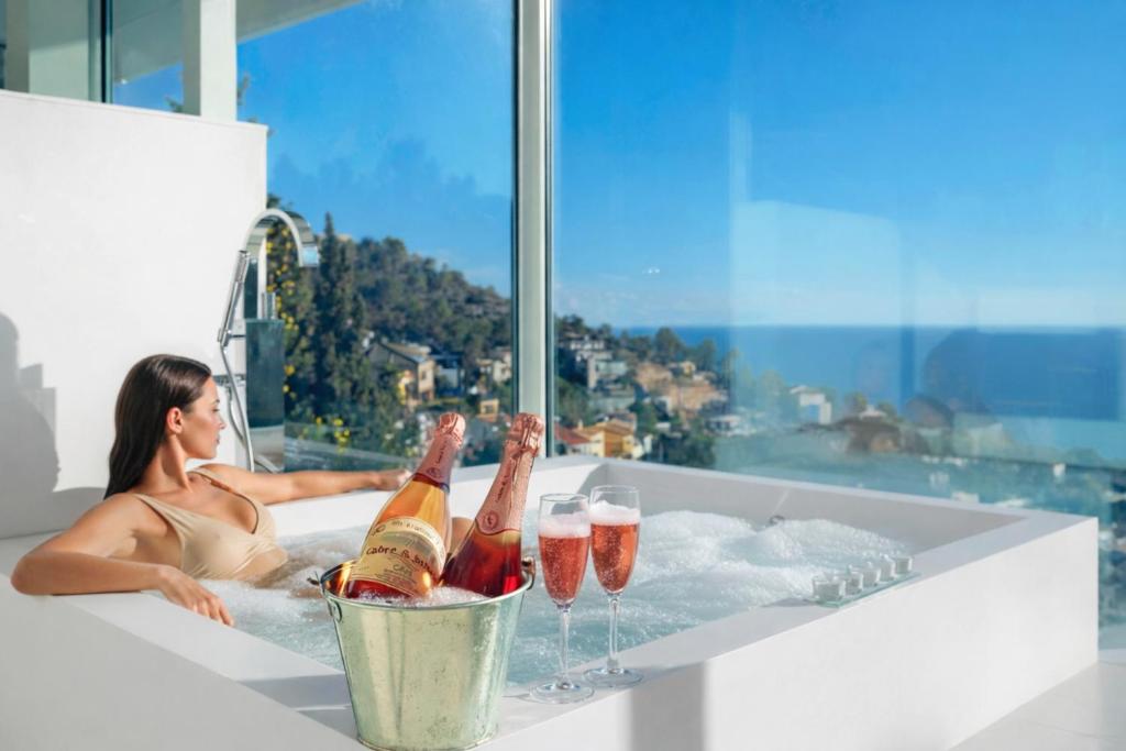 Villa in Sitges with Pool, Jacuzzi, BBQ, View, AC, 12Pax - 3