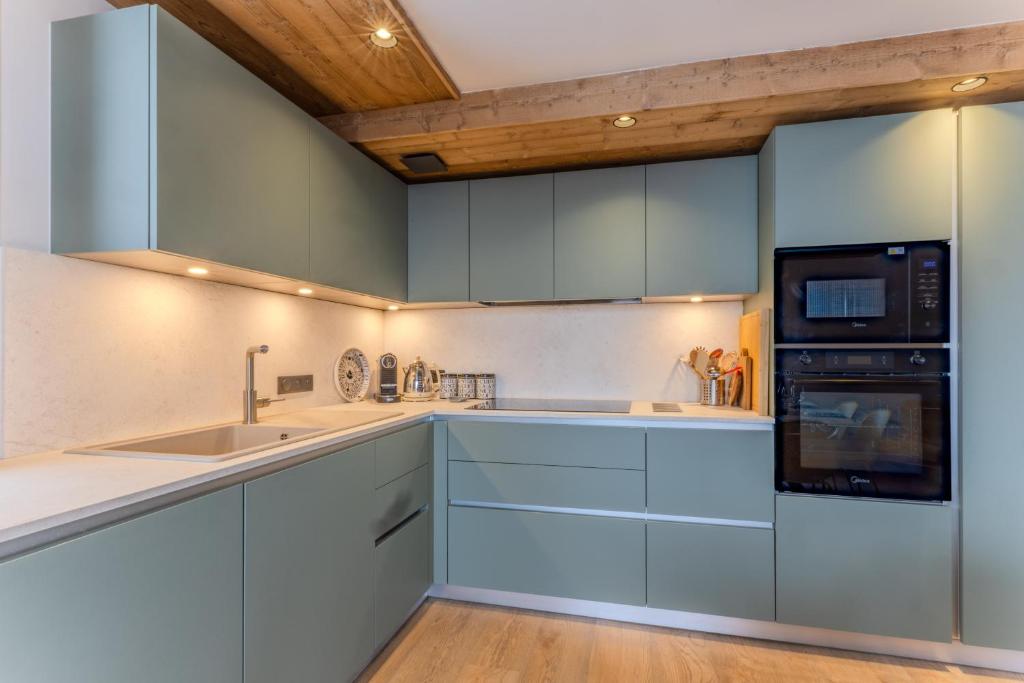 Ski Peak - Saskia Lodges 302 - Sensational NEW apartment - 3 bedroom, 3 bathroom - 5