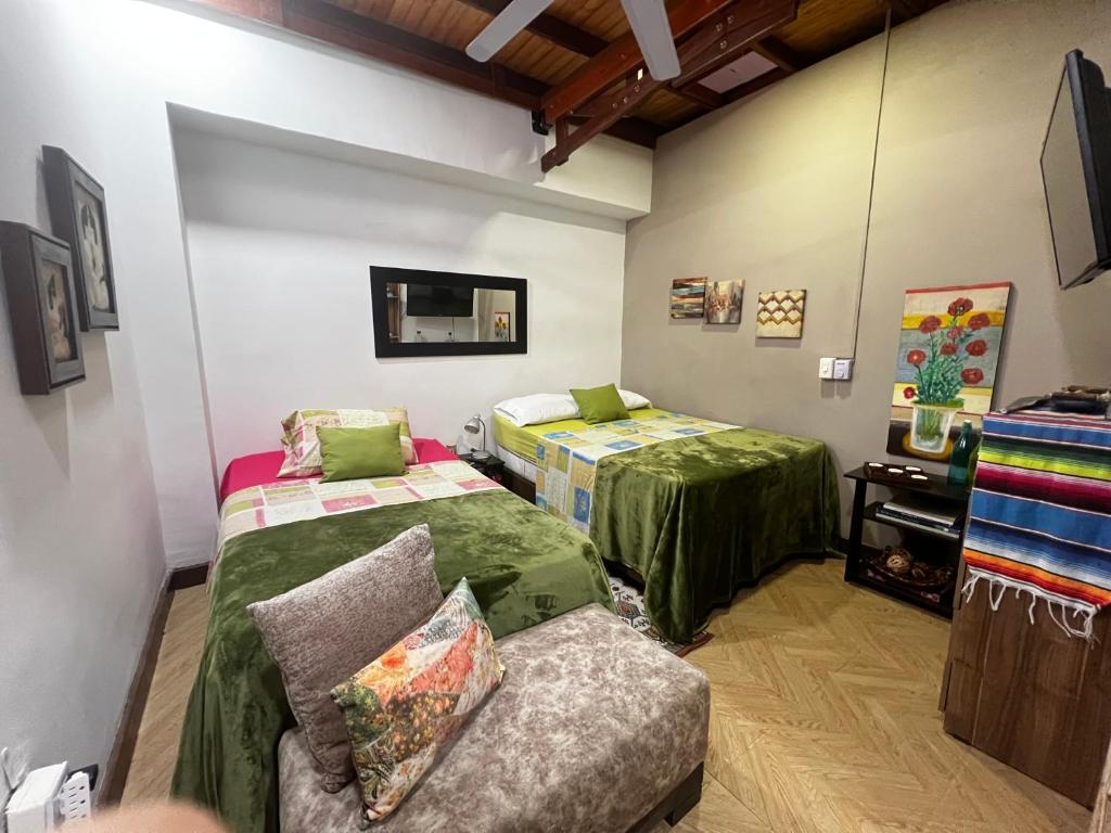 Apartaestudio lindo cómodo, cercano a todo, con portería y parqueadero cubierto gratis!! - 2