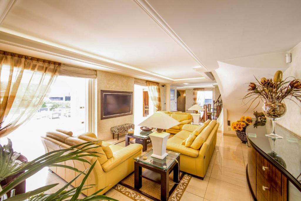 Stunning Villa with Large Pool, Billiard room and Mini-golf - 5