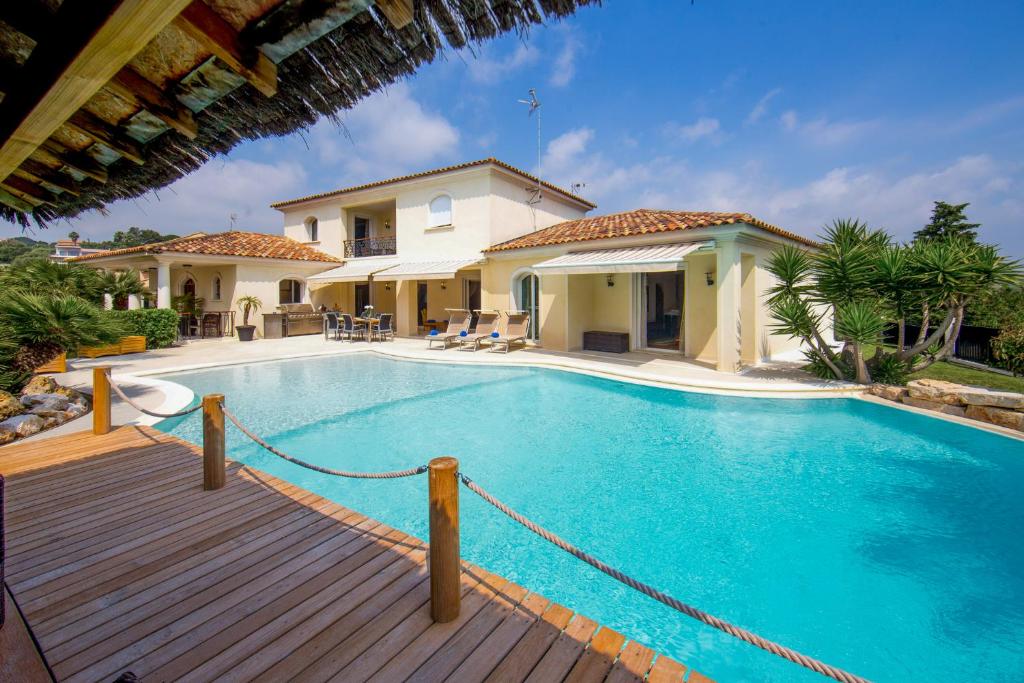Stunning Villa with Large Pool, Billiard room and Mini-golf - 4