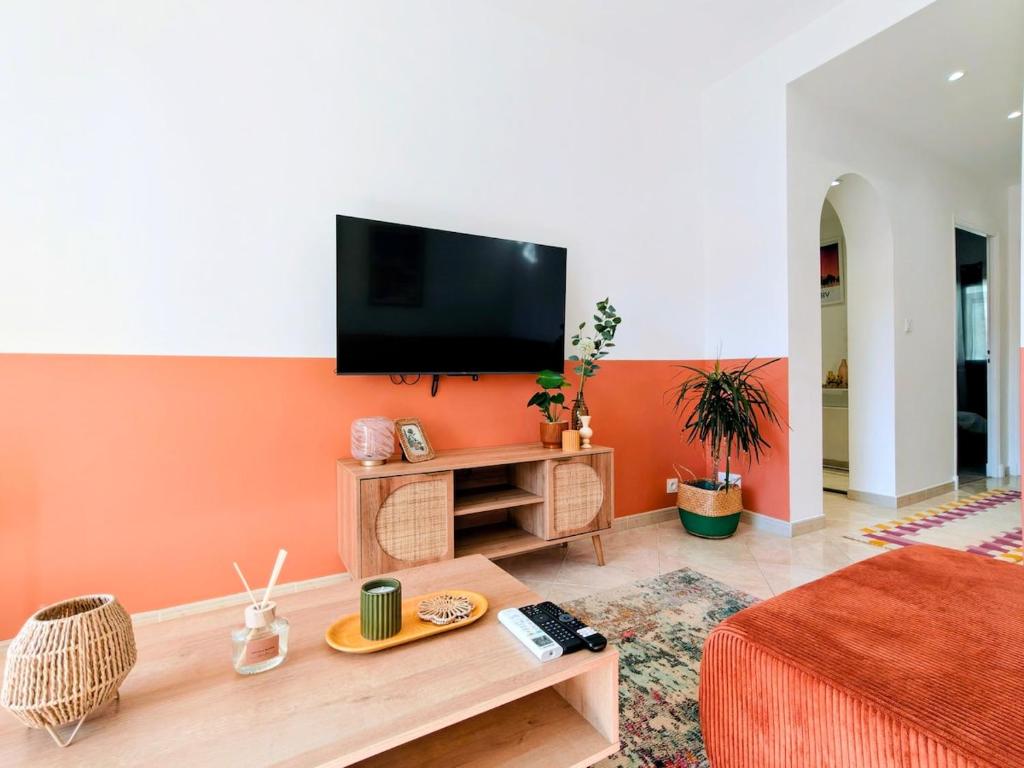 Modern Gem 200m from Beaches with Balcony, AC and Tram - 3