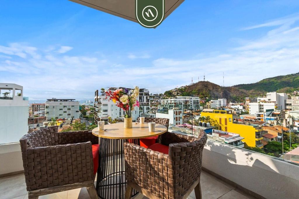 Amazing 2 BR Condo in Romantic Zone - Rooftop Pool - 2